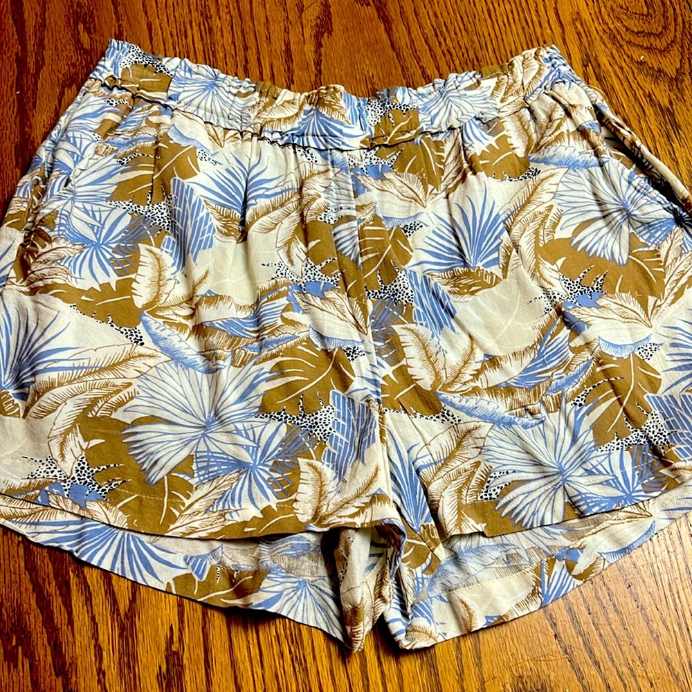 NWT Aeri Ladies sized Medium Shorts tropical blue and tan print